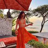 Potret Body Goals Alyssa Daguise yang Kenakan Swim Suit Two Piece saat Event Dior di Bali