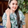 Jadi Ciri Khas, Deretan Gaya Sandra Dewi Pakai Bando Ini Bikin Kelihatan Awet Muda