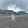 Potret Liburan Gisella Anastasia ke Bromo, Gempi Girang Banget sampai Terjatuh di Lautan Pasir