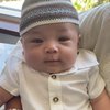 Momen Gemas Baby Izz Anak Nikita Willy Saat Idul Adha, Pakai Peci dan Sarung Bayi