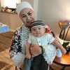 Momen Gemas Baby Izz Anak Nikita Willy Saat Idul Adha, Pakai Peci dan Sarung Bayi