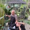 7 Potret Yuni Shara Keramas di Kebun Rumah, Gak Malu Meski Pakai Selang Tanaman!