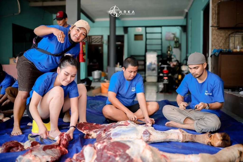 Gak Gengsi, Ini Momen Ayu Ting Ting Jadi Panitia Qurban Bareng Warga Sekitar! Dandanannya Sederhana