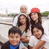 Deretan Momen Liburan Keluarga Nisya Ahmad di London, Jalan Bareng Anak Berasa Teman Sendiri!