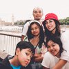 Deretan Momen Liburan Keluarga Nisya Ahmad di London, Jalan Bareng Anak Berasa Teman Sendiri!