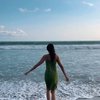 8 Potret Sophia Latjuba Main ke Pantai Pakai Dress Tidur, Ramai Diingatkan Awas Masuk Angin
