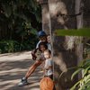 9 Potret Dahlia Poland Liburan di Kebun Binatang Bali, Si Sulung Udah Berani Kasih Makan Harimau Lho