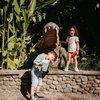 9 Potret Dahlia Poland Liburan di Kebun Binatang Bali, Si Sulung Udah Berani Kasih Makan Harimau Lho