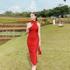 10 Potret Elina Joerg Kenakan Outfit Warna Merah, Kontras Banget Sama Kulitnya yang Super Putih