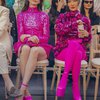 Potret Anne Hathaway Pakai Mini Dress Pink Menyala, Memesona Bak Barbie Hidup