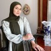 10 Potret Masayu Clara saat Berhijab, Auranya Makin Anggun dan Memesona!