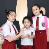 Potret Keluarga Ussy Sulistiawaty Kompak Pakai Seragam SD-SMA, Baby Saka Gemas Banget
