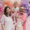 15 Momen Perayaan Ulang Tahun Pertama Anak Selebriti, Mulai Syukuran Sederhana sampai Pesta Mewah Penuh Tema