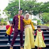 7 Potret OOTD Nycta Gina Bareng Suami dan Buah Hati, Contoh Nyata Mama Muda Hits!