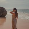 10 Potret Ariel Tatum Pakai Dress Warna Kulit, Tunjukan Kemolekan Tubuh Bak Gitar Spanyol