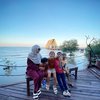 Potret Seru Liburan Zaskia Adya Mecca dan Keluarga ke Cirebon, Tak Disangka Menemukan Tempat Indah Meski Mulai Tak Terurus