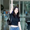 10 Potret Airport Fashion Terbaru Han So Hee Pakai Crop Top, Pamer Tato Tersembunyi di Balik Celana