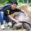 5 Artis Indonesia Ini Punya Kebun Binatang Mini di Rumahnya, Ada yang Pelihara Buaya hingga Harimau