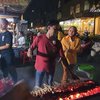 8 Potret Nathalie Holscher Makan di Pinggir Jalan, Borong Sampai Ikutan Masak!