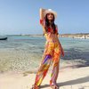 Inspirasi Outfit ke Pantai Ala Cinta Laura, Gak Melulu Pakai Swimsuit Terbuka