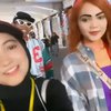9 Potret Rina Nose Catwalk di Citayam Fashion Week, Totalitas Pakai Alis Tebal dan Rambut Kuning Bak Warga Lokal