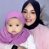 Sudah Punya Produk Sendiri, Ini 7 Potret Baby Ameena Berhijab yang Bikin Wajahnya Makin Bulat dan Imut