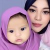 Sudah Punya Produk Sendiri, Ini 7 Potret Baby Ameena Berhijab yang Bikin Wajahnya Makin Bulat dan Imut