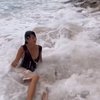 Niatnya Tampil Estetik Kenakan Swimsuit, Ini 10 Momen Jennifer Bachdim Tergulung Ombak saat Pemotretan di Pantai