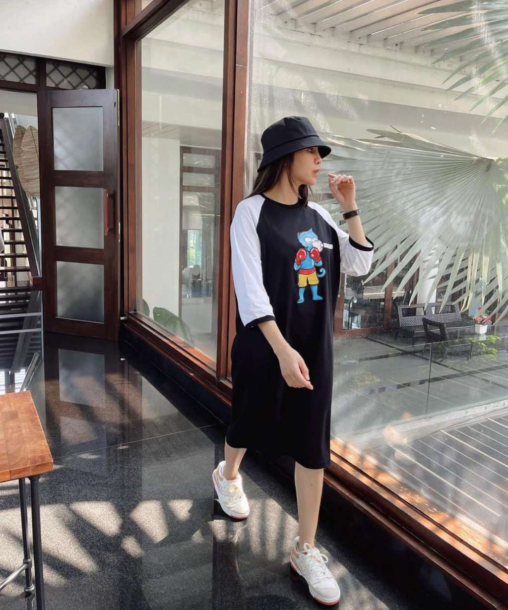 Wajahnya Sempat Disebut Beda, Ini Gaya Fashion Momo Geisha Pakai Bucket Hat yang Tampak Bak Gadis Remaja