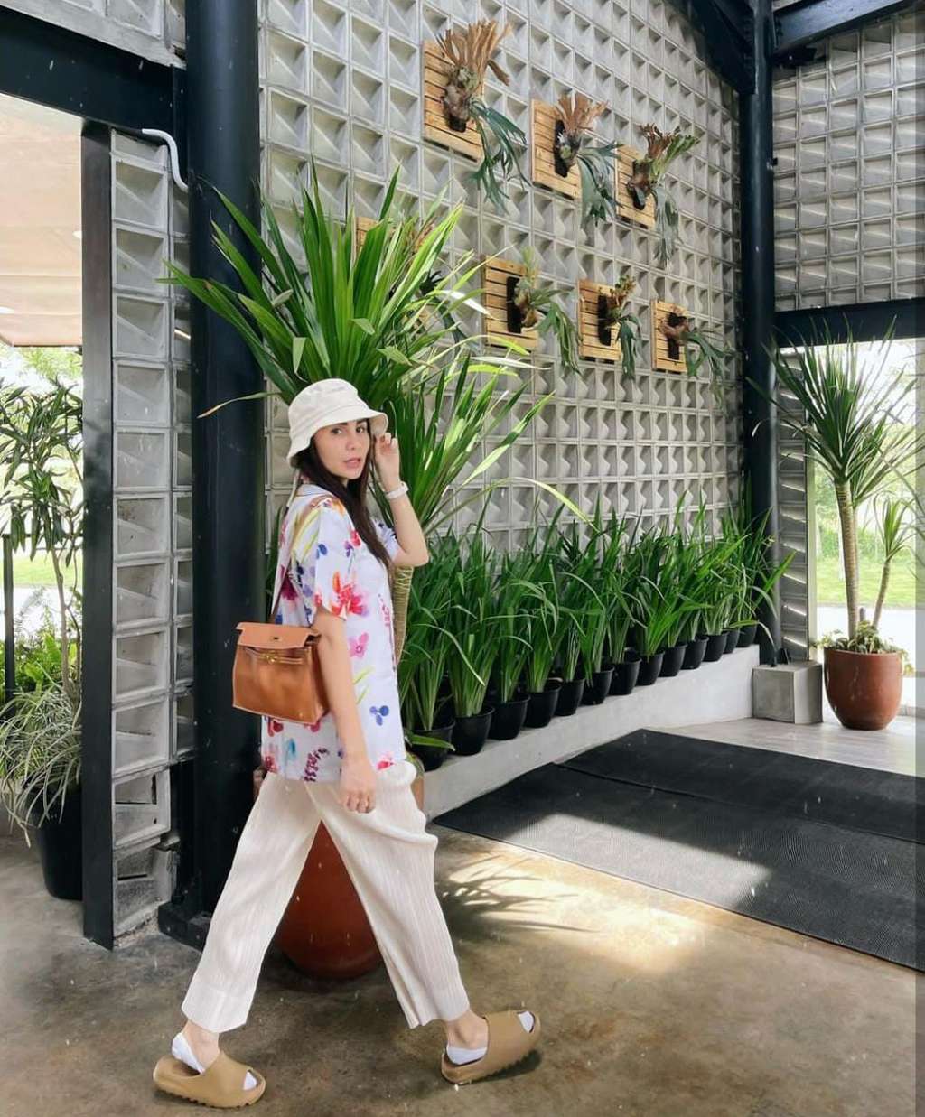 Wajahnya Sempat Disebut Beda, Ini Gaya Fashion Momo Geisha Pakai Bucket Hat yang Tampak Bak Gadis Remaja