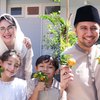Foto Keluarga Terbaru Arumi Bachsin, Gemas Sambil Panen Jeruk di Halaman Rumah