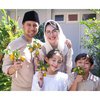 Foto Keluarga Terbaru Arumi Bachsin, Gemas Sambil Panen Jeruk di Halaman Rumah