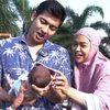 10 Potret Baby R Berjemur Bareng Ria Ricis dan Teuku Ryan, Santuy Banget Sambil Pose Peace