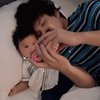 Kocak Banget, Ini Momen Atta Halilintar Momong Ameena Sambil Tiduran di Baby Box!