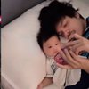 Kocak Banget, Ini Momen Atta Halilintar Momong Ameena Sambil Tiduran di Baby Box!