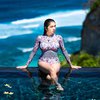 10 Potret Angel Karamoy Pakai Baju Renang, Tunjukkan Body Goals yang jadi Idaman Para Wanita