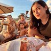Duo Emak-Emak Super Cetar, Ini Potret Jennifer Bachdim dan Jessica Iskandar Nikmati Sunset di Pantai