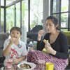Dikenal Tajir Melintir, Ini Potret Jessica Iskandar yang Gak Sungkan Ajak El Barack Beli Jajanan Anak SD