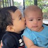 7 Potret Don Verhaag Anak Jessica Iskandar Bertemu Aizen Iskandar, Duo Bayi Tampan dalam 1 Frame 