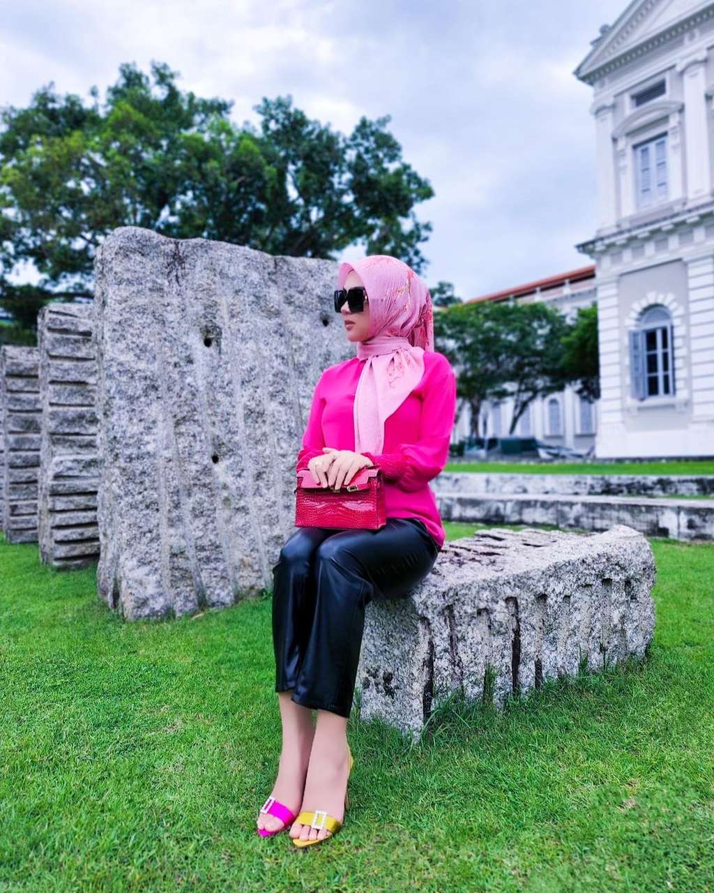 10 Potret Syahrini Kenakan Outfit Serba Pink, Tampil Stylish dan Imut Jadi Satu!