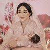 10 Potret Margin Wieheerm Momong Baby Guzel, Ibu dan Anak yang Sama-Sama Cantik Jelita