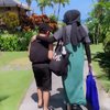 Usai Panen Hujatan, Ini 10 Potret Putri Delina Liburan ke Bali Sambil Asuh Adik-adiknya