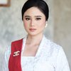 10 Potret Tissa Biani Kenakan Kebaya Nuansa Merah Putih di Tunangan Kakak, Anggun Bak Ibu Pejabat