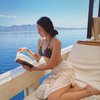12 Gaya Terbaru Anya Geraldine Pas Liburan, Baca Buku di Pinggir Kapal Bareng Ayang hingga Bersandar Manja di Batu Karang