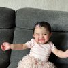 9 Pose Baby Guzel dengan Senyum Lebar, Sudah Sadar Kamera Sejak Bayi