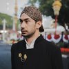 Ikut Rayakan 17-an, Ini 8 Potret Reza Rahadian Jadi Pangeran Jawa dengan Busana Adat