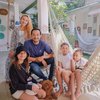 14 Tahun Membina Rumah Tangga, Ini 10 Potret Keluarga Oka Antara yang Selalu Harmonis dan Kompak
