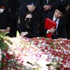 Potret Arumi Bachsin dan Emil Dardak di Pemakaman Ayah, Raut Harunya tak Dapat Disembunyikan