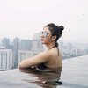 10 Potret Jessica Mila Pamer Punggung, Mulai Mandi Bertabur Bunga di Bathub hingga Pinggir Kolam Renang