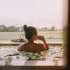 10 Potret Jessica Mila Pamer Punggung, Mulai Mandi Bertabur Bunga di Bathub hingga Pinggir Kolam Renang